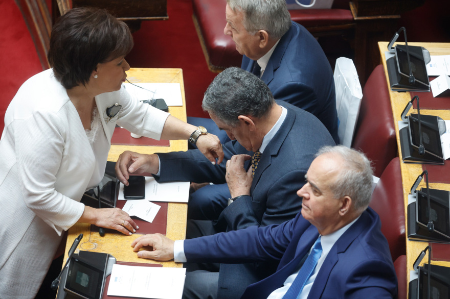 Βουλή: Το Twitter έκανε «πάρτι» με την ορκωμοσία των 300 - Δείτε φωτογραφίες