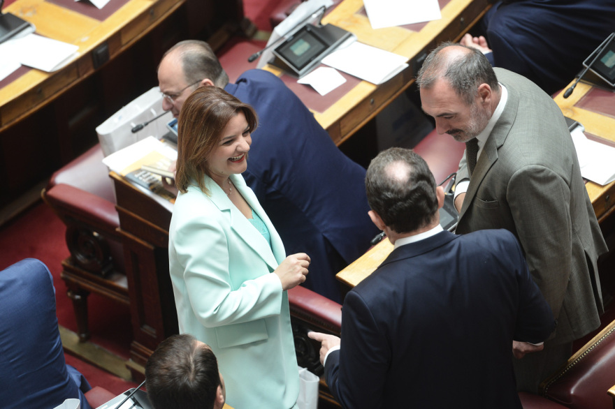 Βουλή: Το Twitter έκανε «πάρτι» με την ορκωμοσία των 300 - Δείτε φωτογραφίες