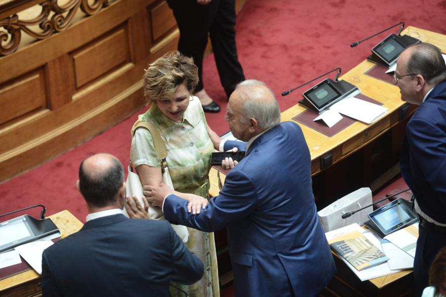 Βουλή: Το Twitter έκανε «πάρτι» με την ορκωμοσία των 300 - Δείτε φωτογραφίες