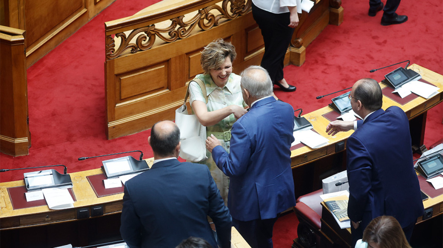 Βουλή: Το Twitter έκανε «πάρτι» με την ορκωμοσία των 300 - Δείτε φωτογραφίες