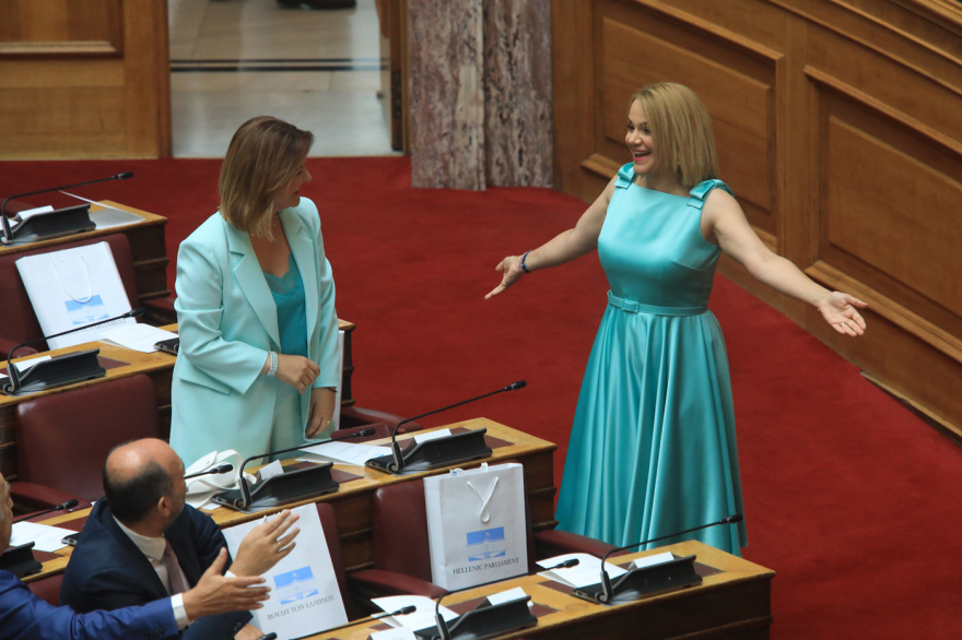 Βουλή: Το Twitter έκανε «πάρτι» με την ορκωμοσία των 300 - Δείτε φωτογραφίες