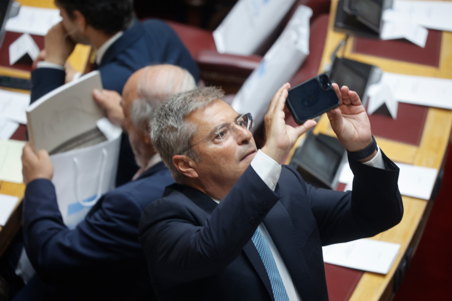 Βουλή: Το Twitter έκανε «πάρτι» με την ορκωμοσία των 300 - Δείτε φωτογραφίες