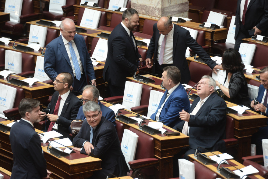 Βουλή: Το Twitter έκανε «πάρτι» με την ορκωμοσία των 300 - Δείτε φωτογραφίες