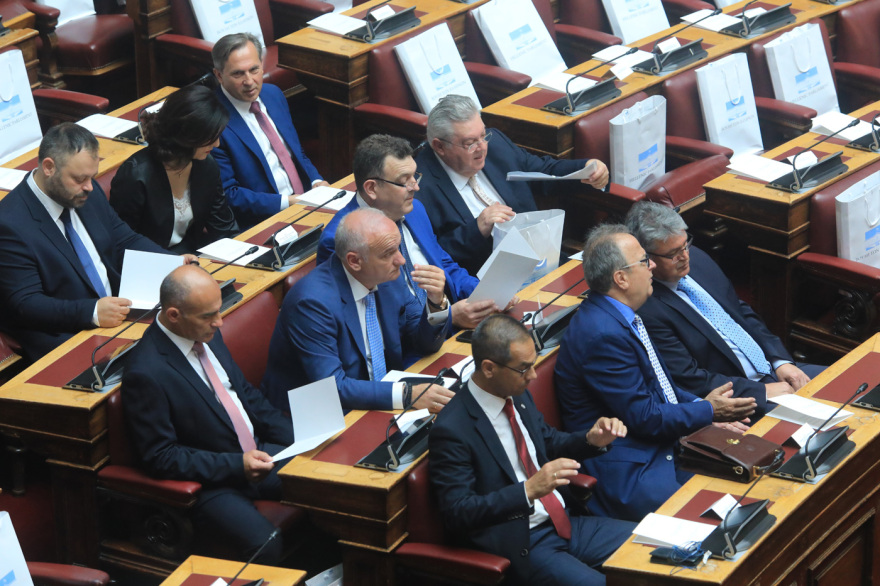 Βουλή: Το Twitter έκανε «πάρτι» με την ορκωμοσία των 300 - Δείτε φωτογραφίες