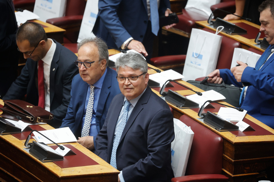 Βουλή: Το Twitter έκανε «πάρτι» με την ορκωμοσία των 300 - Δείτε φωτογραφίες