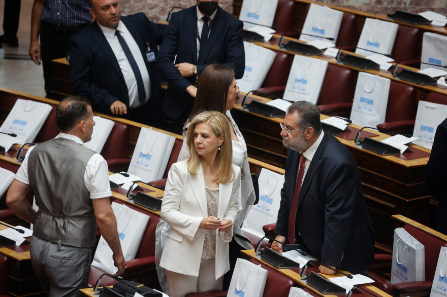 Βουλή: Το Twitter έκανε «πάρτι» με την ορκωμοσία των 300 - Δείτε φωτογραφίες