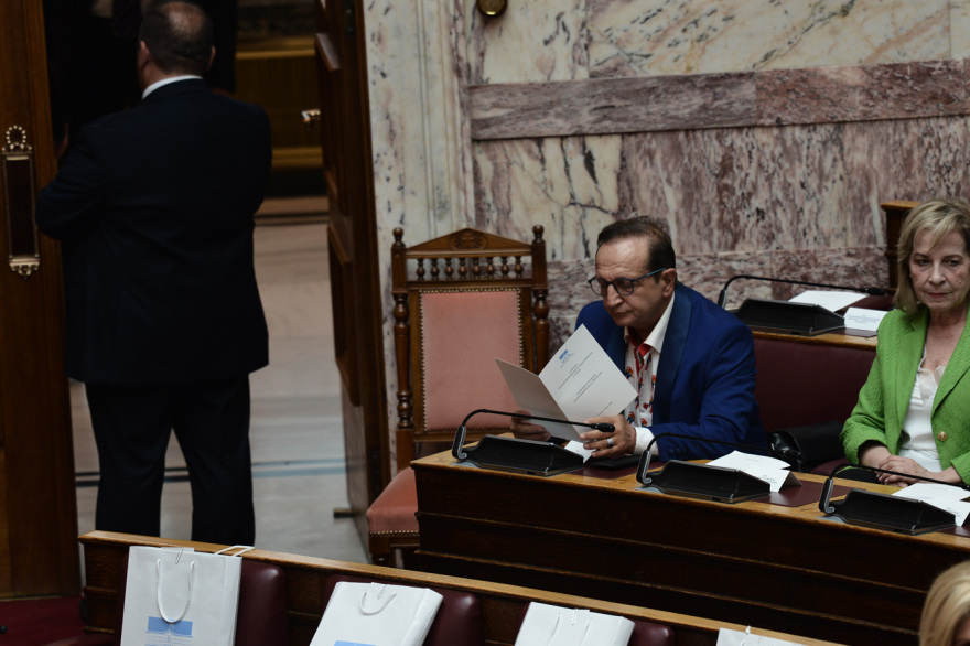 Βουλή: Το Twitter έκανε «πάρτι» με την ορκωμοσία των 300 - Δείτε φωτογραφίες