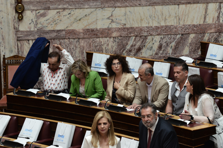 Βουλή: Το Twitter έκανε «πάρτι» με την ορκωμοσία των 300 - Δείτε φωτογραφίες