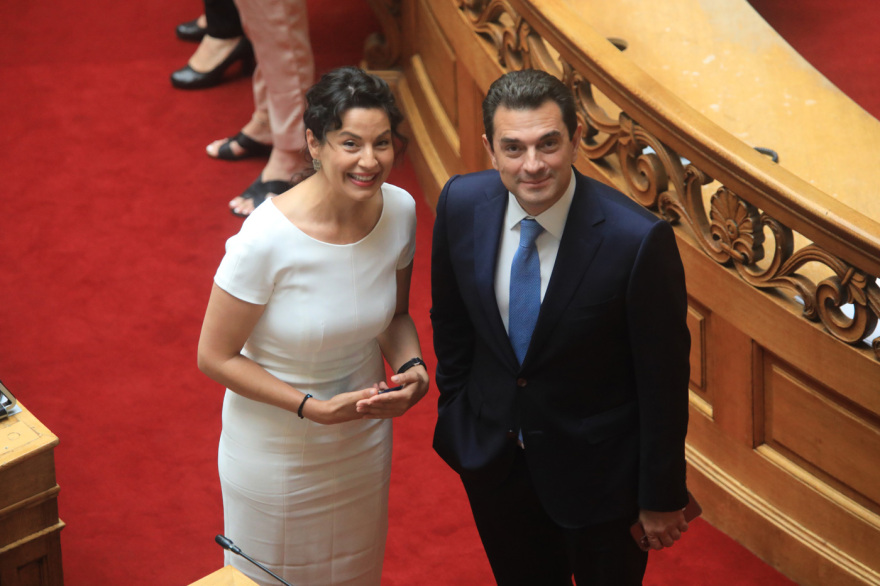 Βουλή: Το Twitter έκανε «πάρτι» με την ορκωμοσία των 300 - Δείτε φωτογραφίες