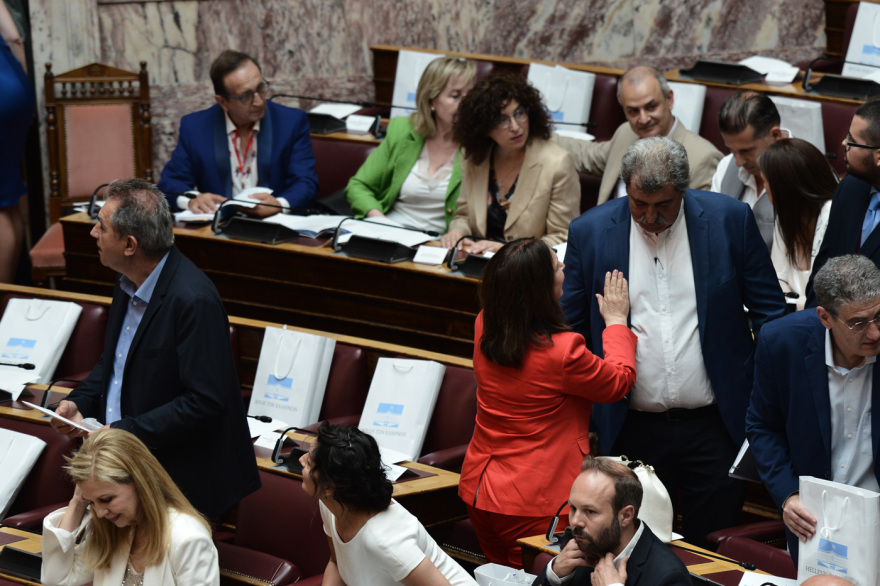 Βουλή: Το Twitter έκανε «πάρτι» με την ορκωμοσία των 300 - Δείτε φωτογραφίες