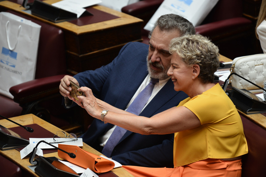 Βουλή: Το Twitter έκανε «πάρτι» με την ορκωμοσία των 300 - Δείτε φωτογραφίες