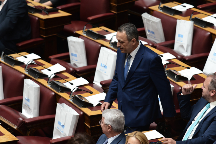 Βουλή: Το Twitter έκανε «πάρτι» με την ορκωμοσία των 300 - Δείτε φωτογραφίες