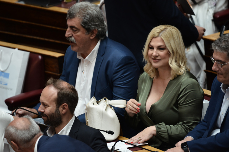 Βουλή: Το Twitter έκανε «πάρτι» με την ορκωμοσία των 300 - Δείτε φωτογραφίες