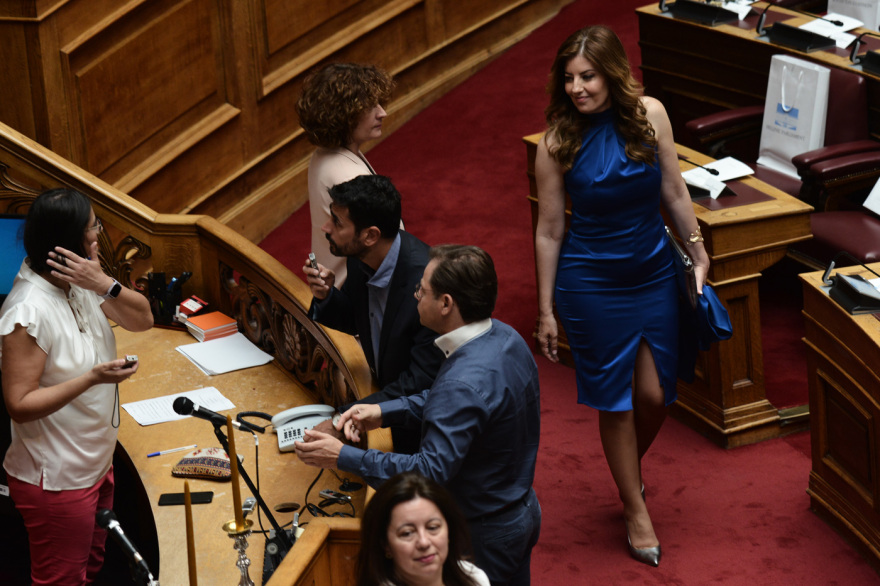 Βουλή: Το Twitter έκανε «πάρτι» με την ορκωμοσία των 300 - Δείτε φωτογραφίες