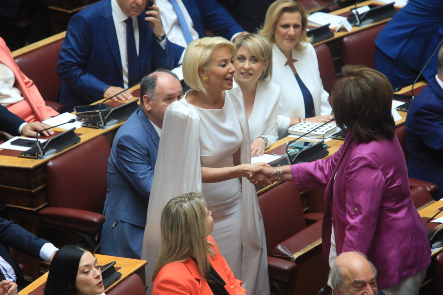 Βουλή: Το Twitter έκανε «πάρτι» με την ορκωμοσία των 300 - Δείτε φωτογραφίες