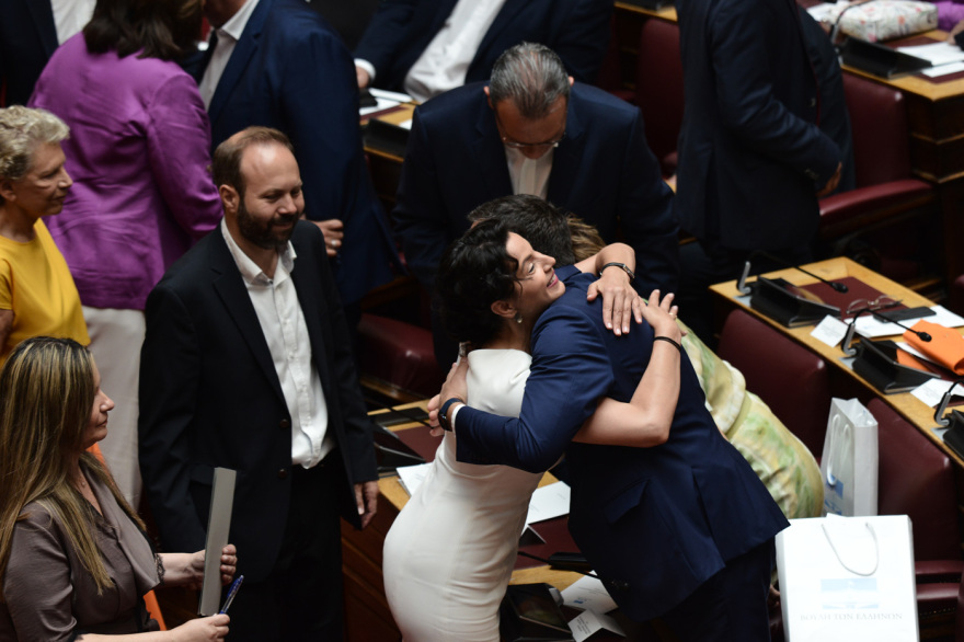 Βουλή: Το Twitter έκανε «πάρτι» με την ορκωμοσία των 300 - Δείτε φωτογραφίες