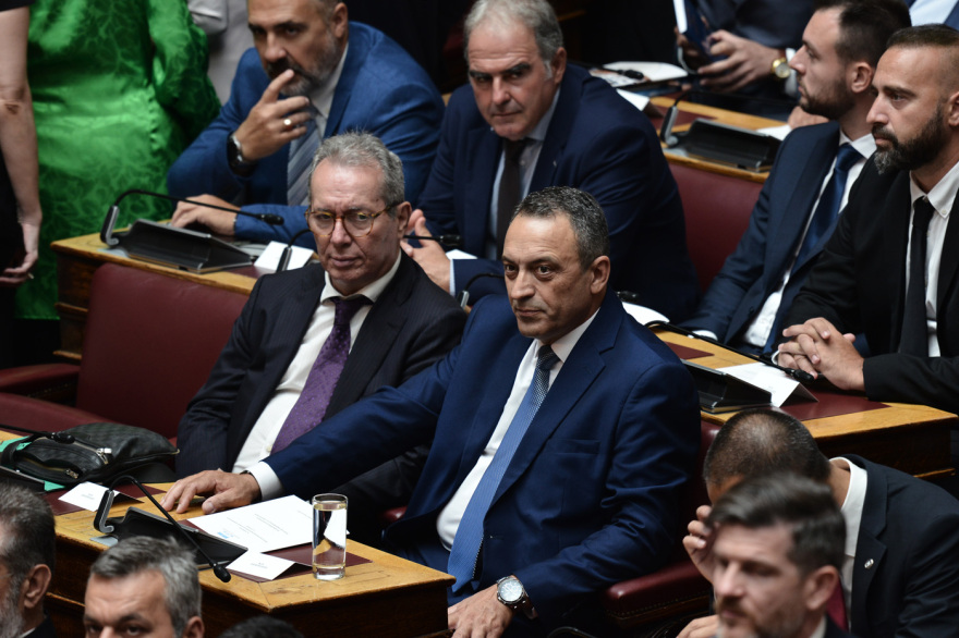 Βουλή: Το Twitter έκανε «πάρτι» με την ορκωμοσία των 300 - Δείτε φωτογραφίες