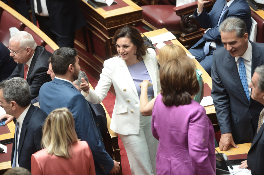 Βουλή: Το Twitter έκανε «πάρτι» με την ορκωμοσία των 300 - Δείτε φωτογραφίες