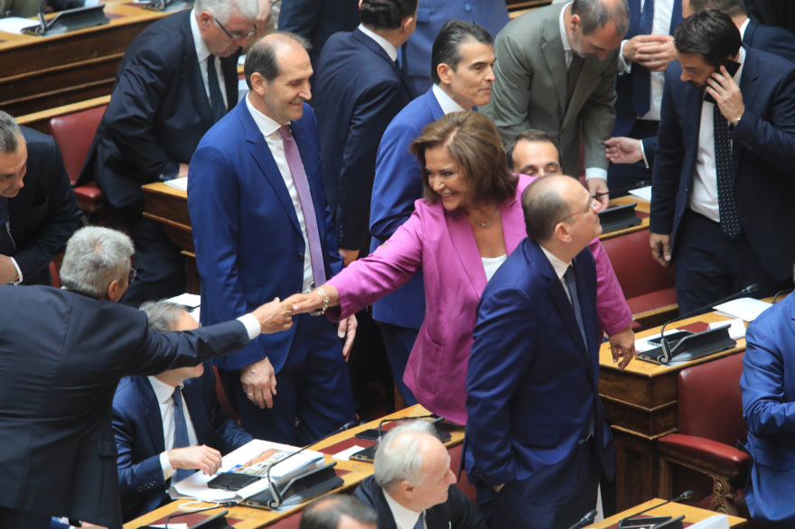 Βουλή: Το Twitter έκανε «πάρτι» με την ορκωμοσία των 300 - Δείτε φωτογραφίες