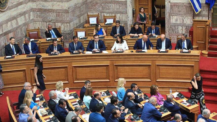 Βουλή: Το Twitter έκανε «πάρτι» με την ορκωμοσία των 300 - Δείτε φωτογραφίες