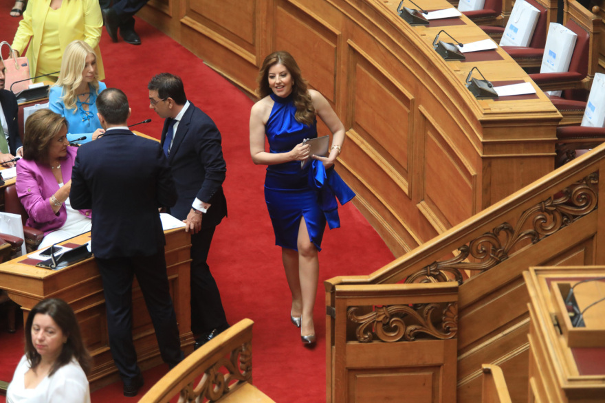 Βουλή: Το Twitter έκανε «πάρτι» με την ορκωμοσία των 300 - Δείτε φωτογραφίες