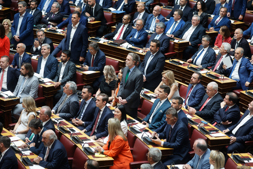 Βουλή: Το Twitter έκανε «πάρτι» με την ορκωμοσία των 300 - Δείτε φωτογραφίες