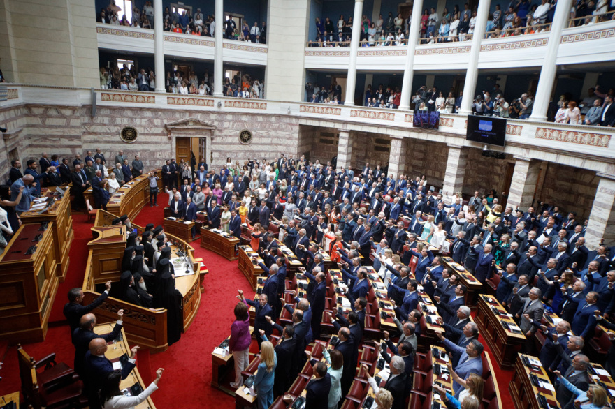 Βουλή: Το Twitter έκανε «πάρτι» με την ορκωμοσία των 300 - Δείτε φωτογραφίες