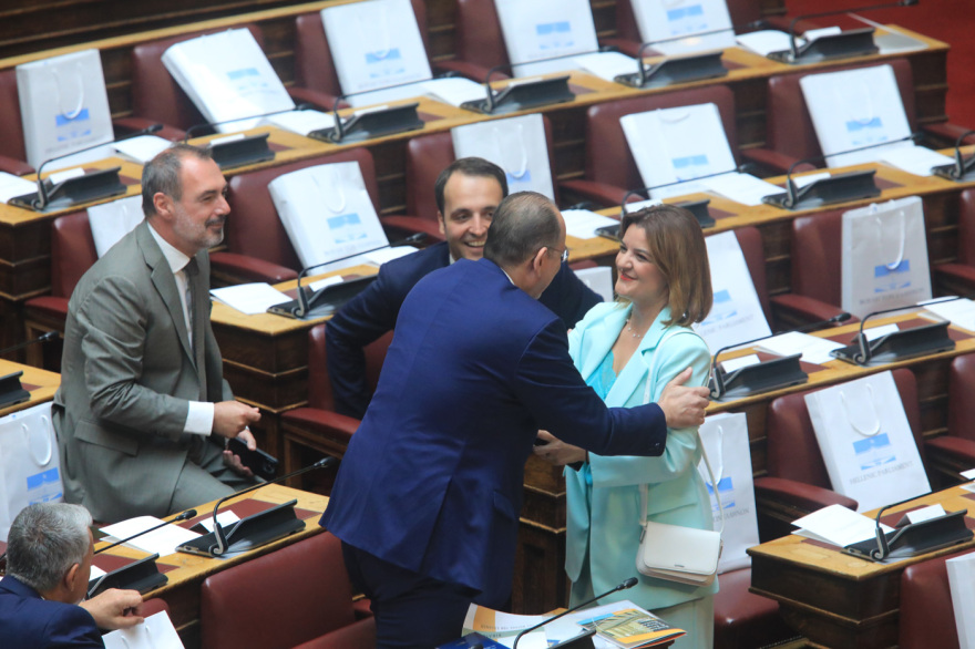 Βουλή: Το Twitter έκανε «πάρτι» με την ορκωμοσία των 300 - Δείτε φωτογραφίες