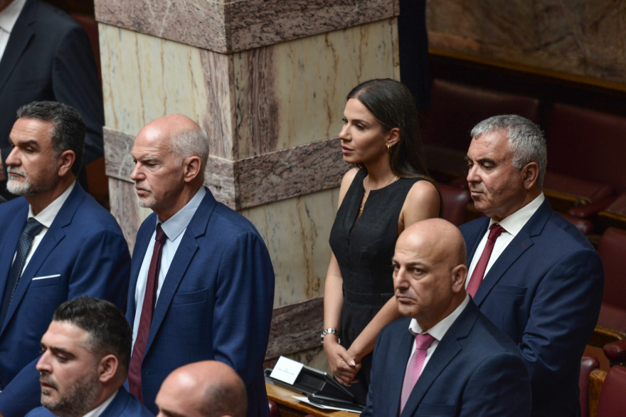 Βουλή: Το Twitter έκανε «πάρτι» με την ορκωμοσία των 300 - Δείτε φωτογραφίες