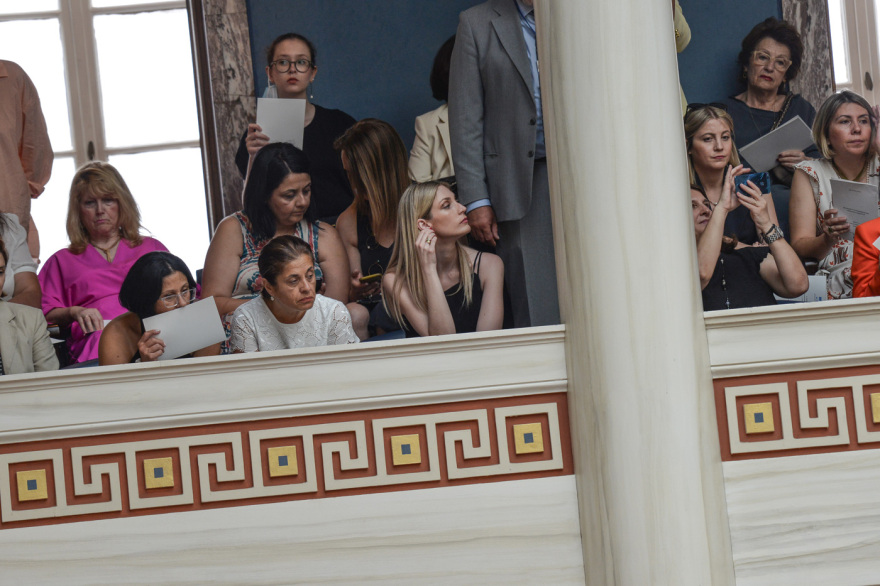 Βουλή: Το Twitter έκανε «πάρτι» με την ορκωμοσία των 300 - Δείτε φωτογραφίες