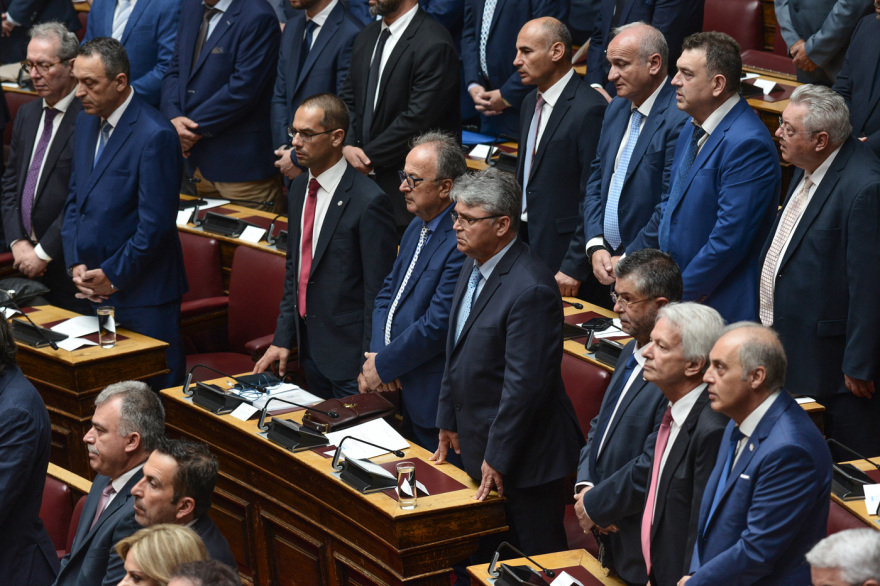 Βουλή: Το Twitter έκανε «πάρτι» με την ορκωμοσία των 300 - Δείτε φωτογραφίες