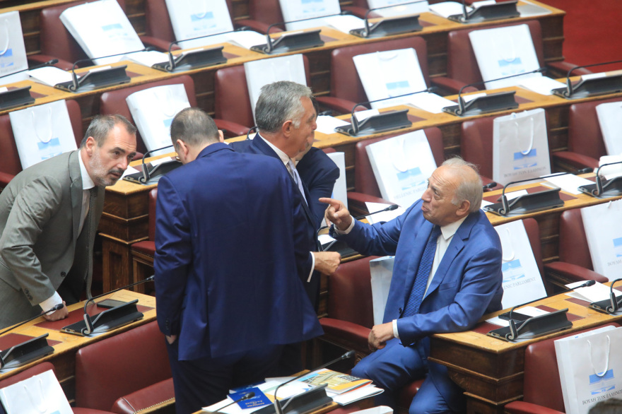 Βουλή: Το Twitter έκανε «πάρτι» με την ορκωμοσία των 300 - Δείτε φωτογραφίες