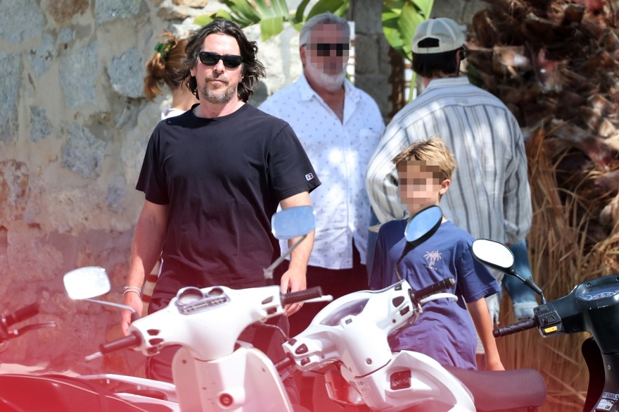 Ο Κρίστιαν Μπέιλ στη Μύκονο με την οικογένειά του - Δείτε φωτογραφίες