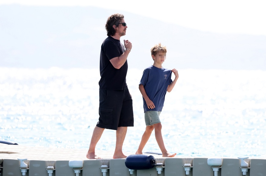 Ο Κρίστιαν Μπέιλ στη Μύκονο με την οικογένειά του - Δείτε φωτογραφίες