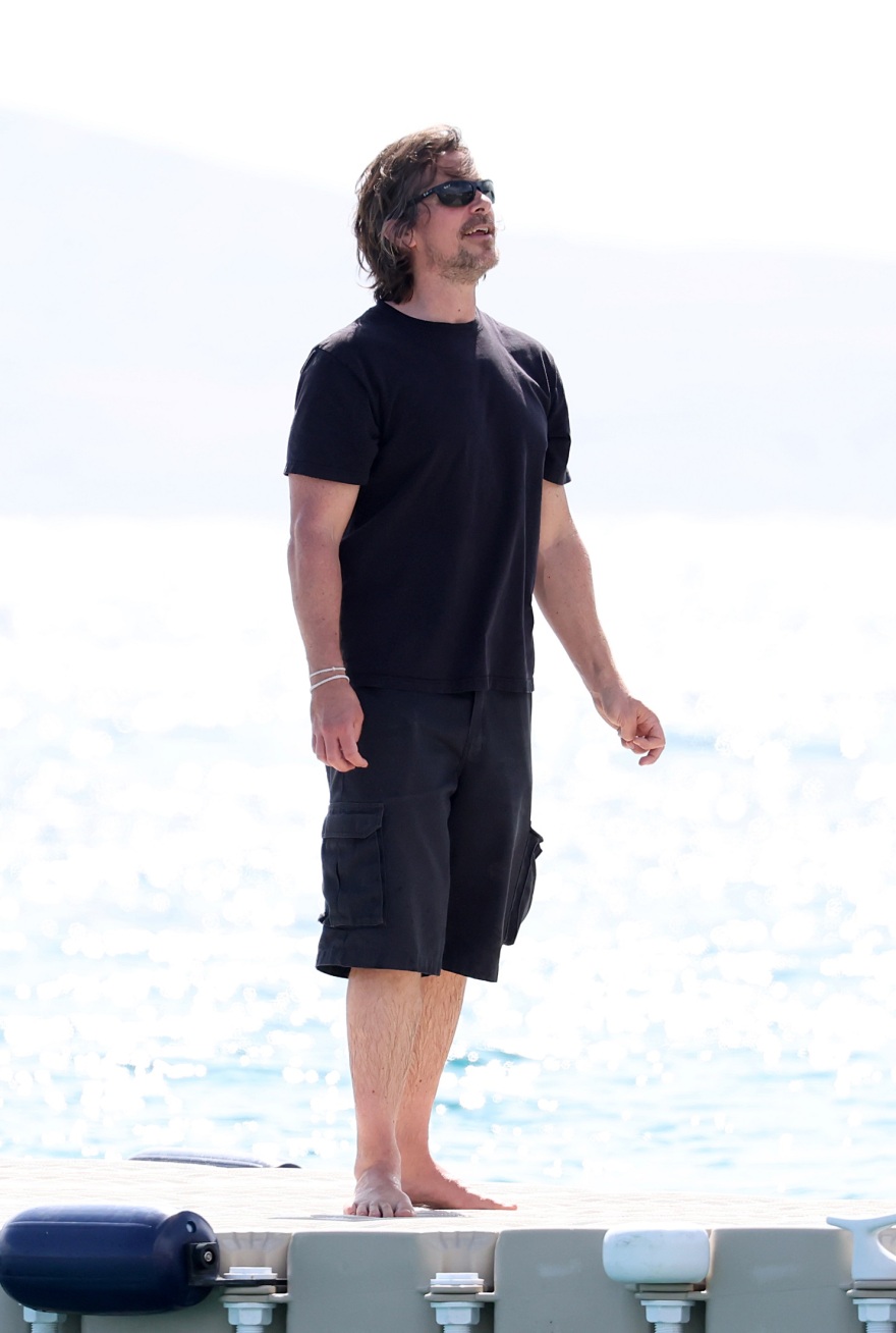 Ο Κρίστιαν Μπέιλ στη Μύκονο με την οικογένειά του - Δείτε φωτογραφίες