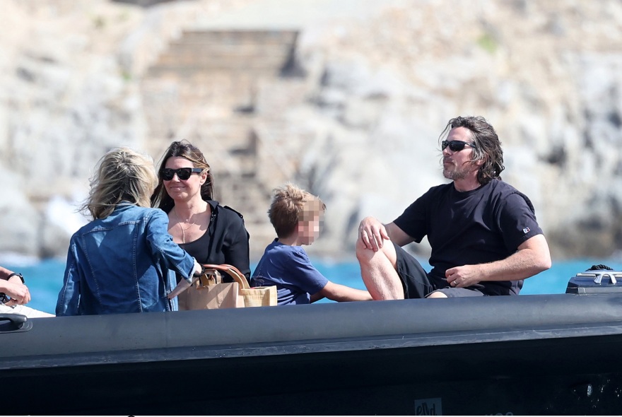 Ο Κρίστιαν Μπέιλ στη Μύκονο με την οικογένειά του - Δείτε φωτογραφίες