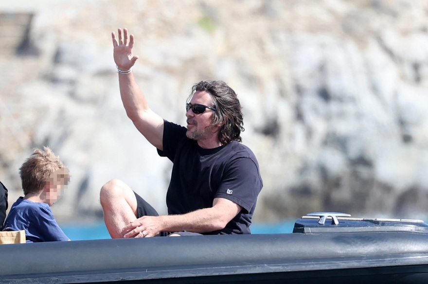 Ο Κρίστιαν Μπέιλ στη Μύκονο με την οικογένειά του - Δείτε φωτογραφίες