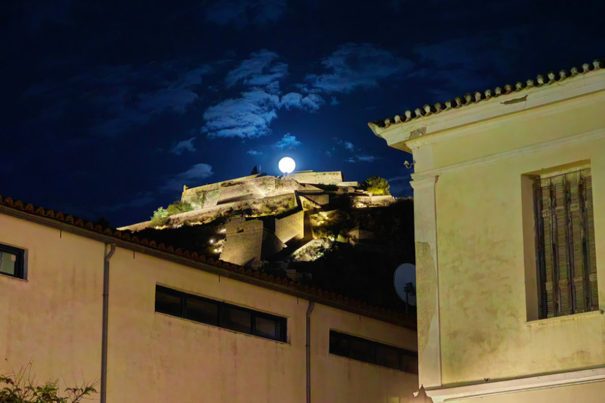 Πανσέληνος: Δείτε φωτογραφίες από το «Φεγγάρι του Ελαφιού» που φώτισε χθες τον ουρανό