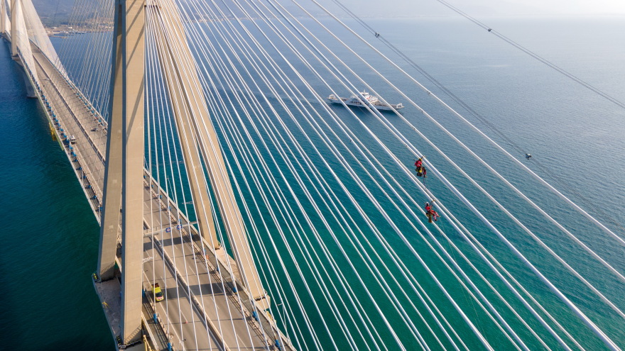 Ρίο - Αντίρριο: Κόβουν την ανάσα οι εικόνες των επτά αλπινιστών στα καλώδια και τους πυλώνες της γέφυρας