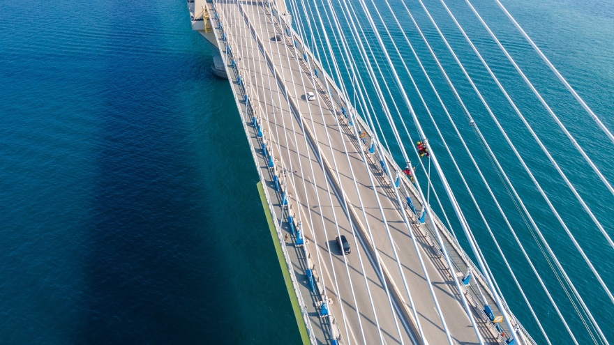 Ρίο - Αντίρριο: Κόβουν την ανάσα οι εικόνες των επτά αλπινιστών στα καλώδια και τους πυλώνες της γέφυρας