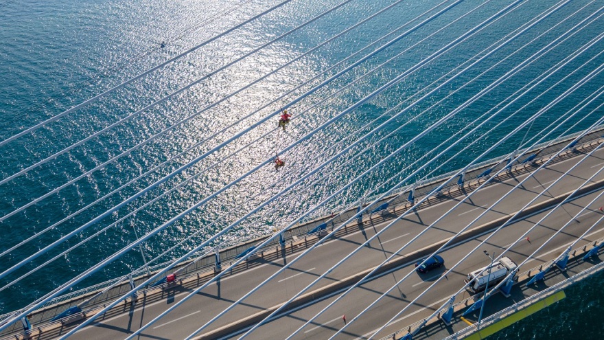 Ρίο - Αντίρριο: Κόβουν την ανάσα οι εικόνες των επτά αλπινιστών στα καλώδια και τους πυλώνες της γέφυρας