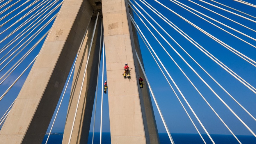 Ρίο - Αντίρριο: Κόβουν την ανάσα οι εικόνες των επτά αλπινιστών στα καλώδια και τους πυλώνες της γέφυρας