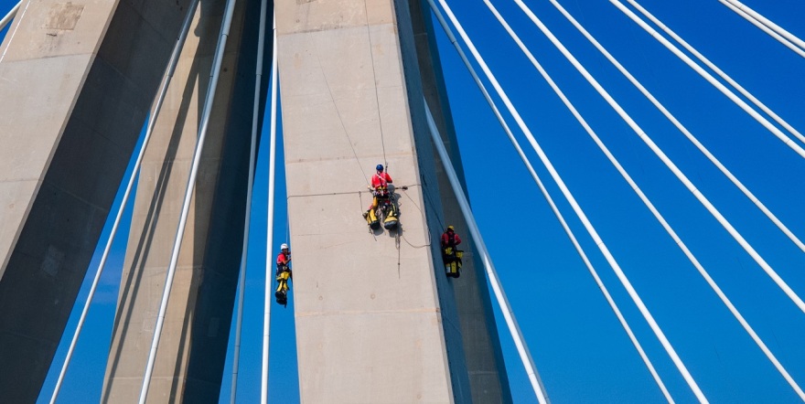 Ρίο - Αντίρριο: Κόβουν την ανάσα οι εικόνες των επτά αλπινιστών στα καλώδια και τους πυλώνες της γέφυρας