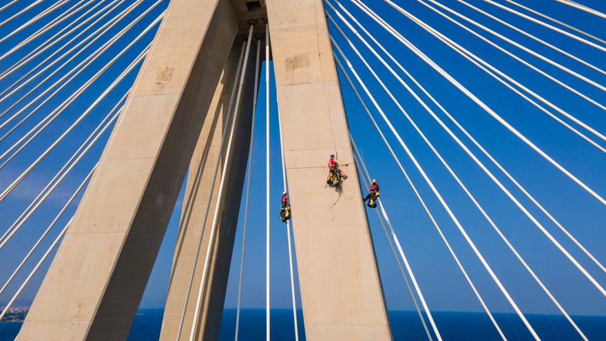 Ρίο - Αντίρριο: Κόβουν την ανάσα οι εικόνες των επτά αλπινιστών στα καλώδια και τους πυλώνες της γέφυρας