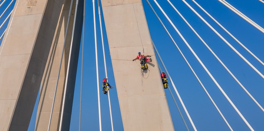 Ρίο - Αντίρριο: Κόβουν την ανάσα οι εικόνες των επτά αλπινιστών στα καλώδια και τους πυλώνες της γέφυρας