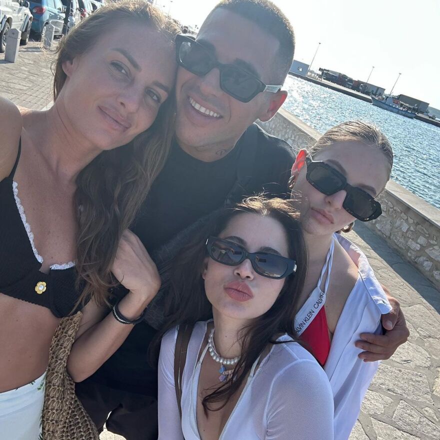 Κατερίνα Δαλάκα: Στην Πάρο μετά τον χωρισμό της από τον Δημήτρη Φιντιρίκο