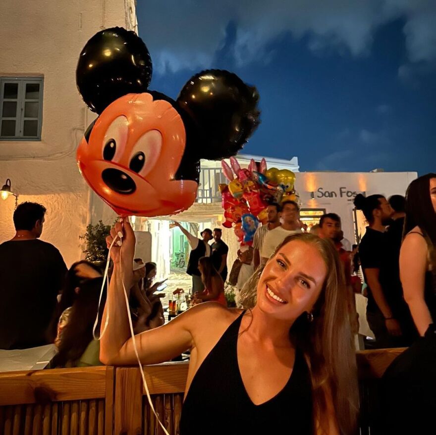 Κατερίνα Δαλάκα: Στην Πάρο μετά τον χωρισμό της από τον Δημήτρη Φιντιρίκο