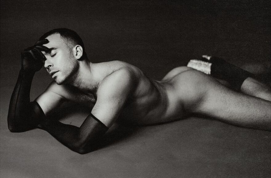 Φωτογραφίες: Ο Ιάσονας Μανδηλάς πόζαρε γυμνός με ψηλοτάκουνες μπότες