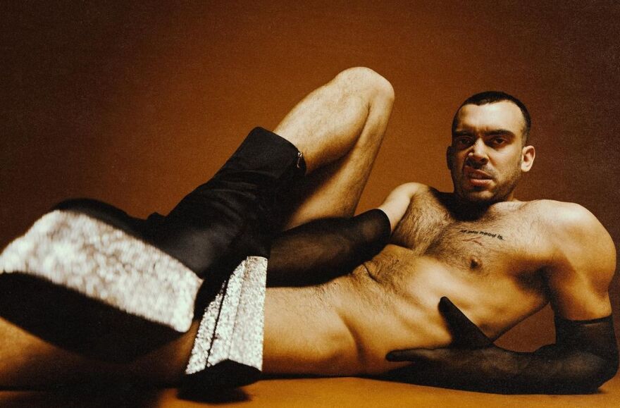 Φωτογραφίες: Ο Ιάσονας Μανδηλάς πόζαρε γυμνός με ψηλοτάκουνες μπότες