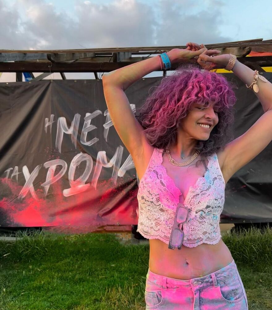 Μαρία Σολωμού: Ποζάρει βαμμένη στα ροζ - Δείτε φωτογραφίες